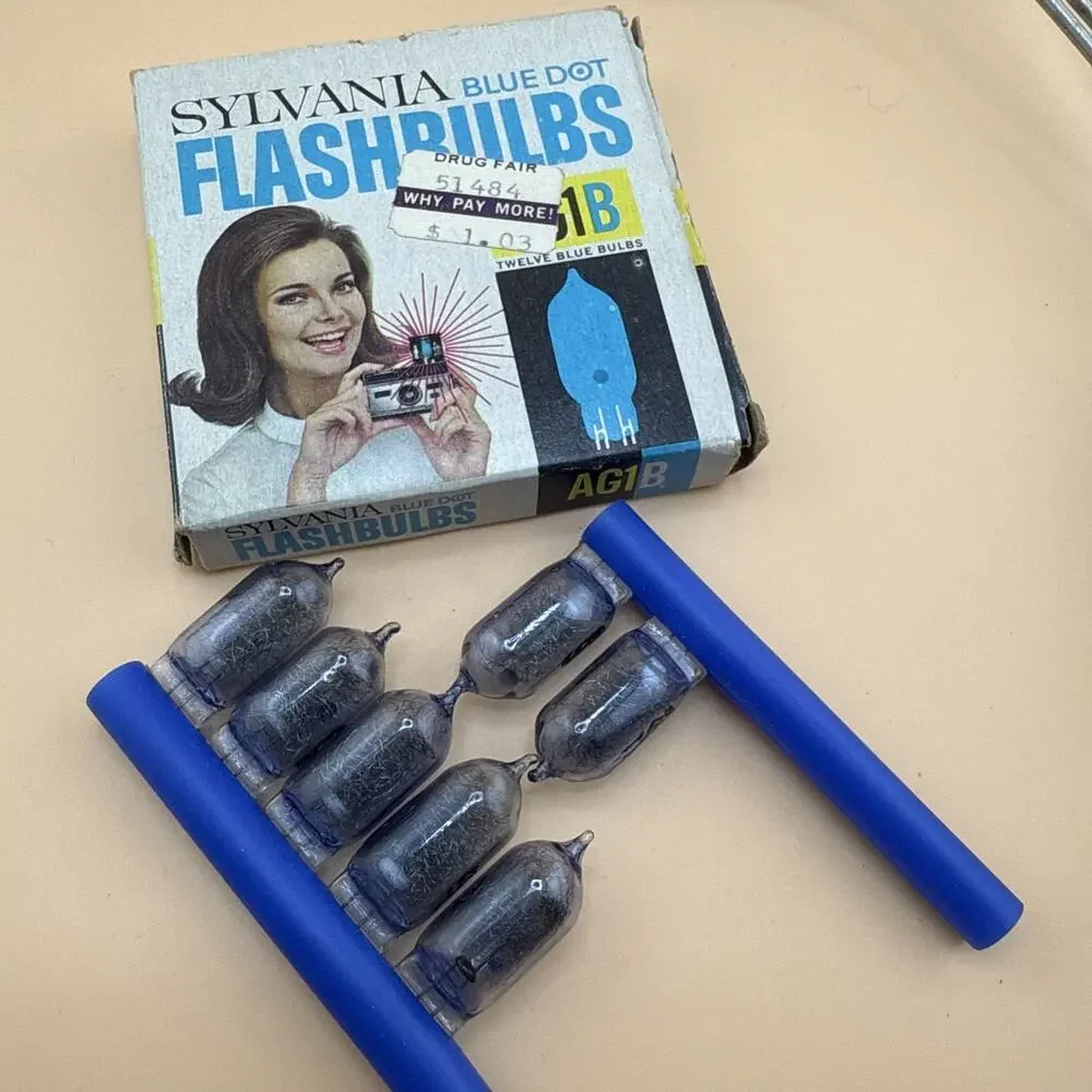 Rare Find Vintage Sylvania AG1B Flashbulbs Set Of 7 (e)